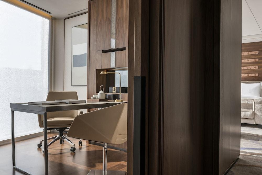 Four Seasons Hotel 5*